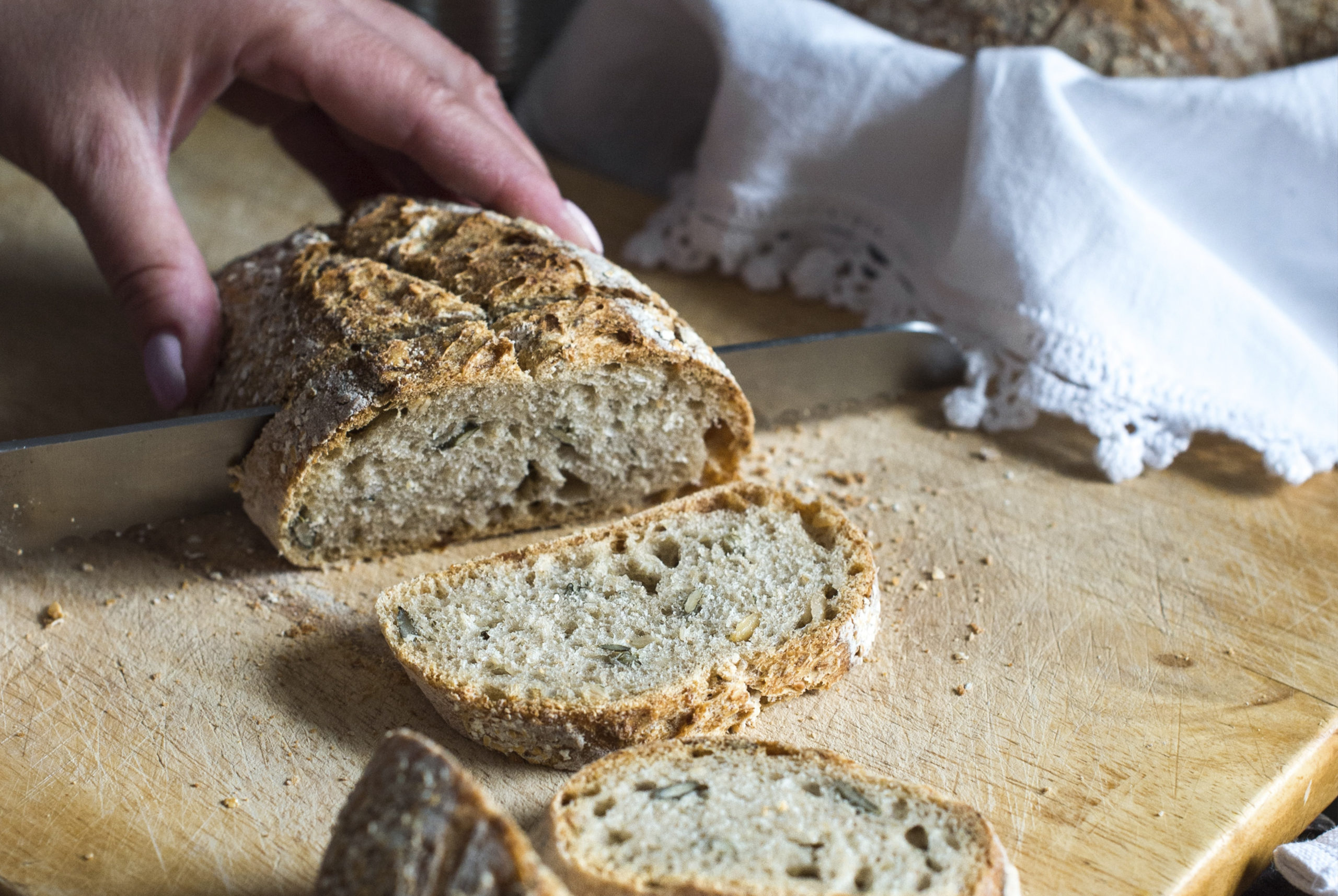 Хлебцы в 5-ке. Хлеб с таком что это. Испорченный хлеб. Раздача хлеба. Нарезанный хлеб.